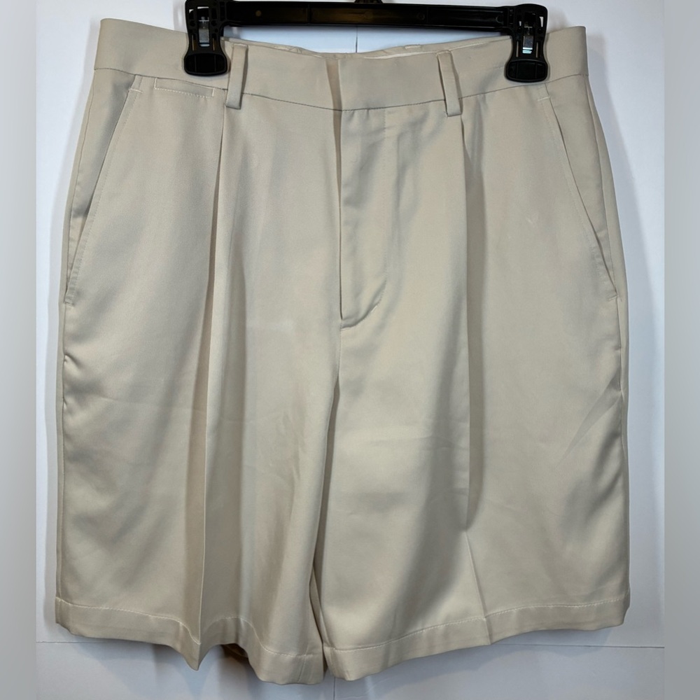 Walter Hagen Men's Khaki Golf Shorts Flat Front Performance Casual Size 32